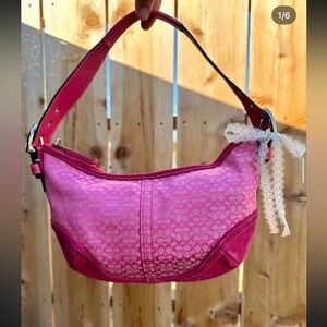 coach pink soho signature bag 👛
$170 on my instagram: coachgirlies